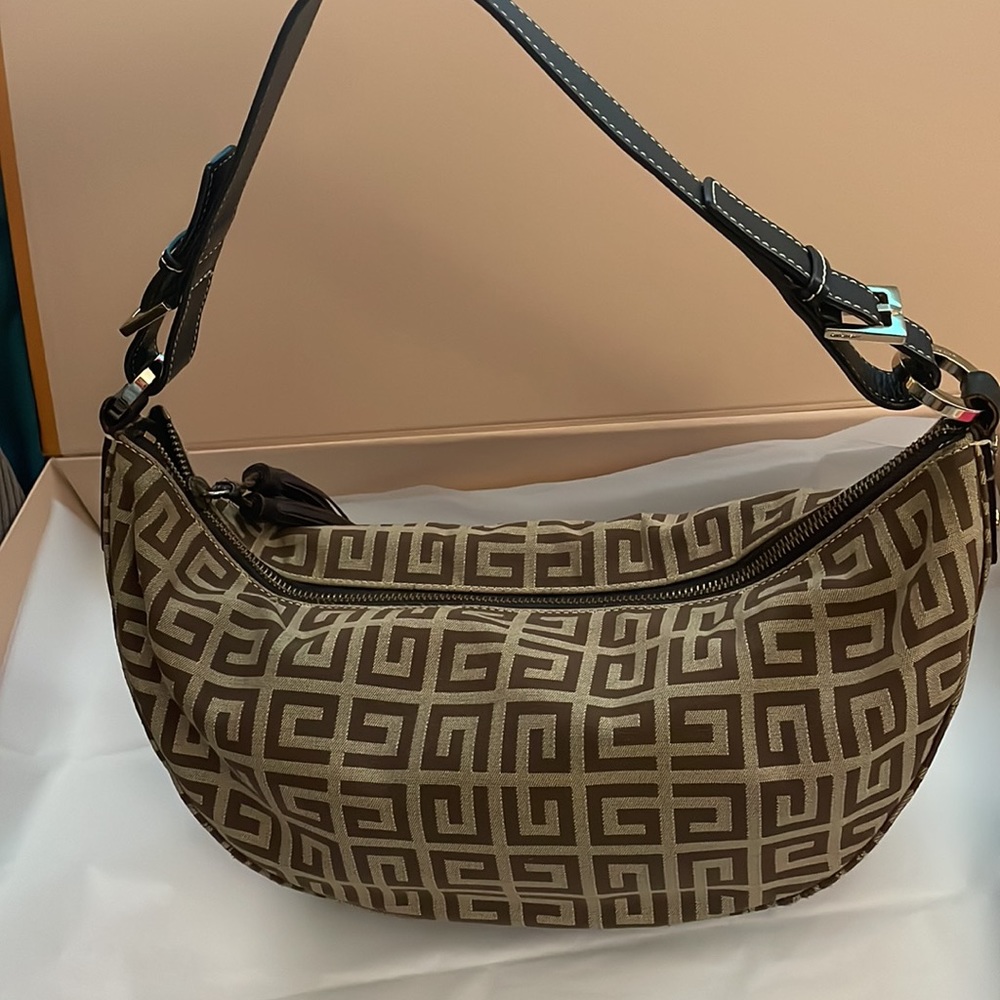 Sold❌Authentic GIVENCHY Cut Monogram Shoulder Bag - Picture 16 of 16
